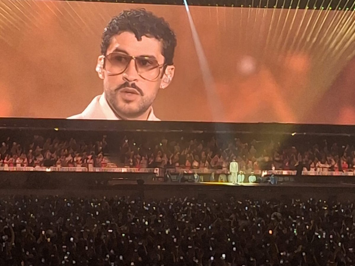 le_Parisien's tweet photo. Bad Bunny en concert à Paris La Défense Arena : « Faites-vous des câlins »
➡️ https://t.co/f0Tklk43ZQ https://t.co/A8u4xAxdf4