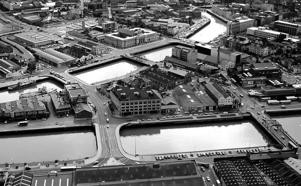 Fiona_Forde_Irl's tweet photo. #Cork in the mid 80s with Parnell Bridge on the bottom right of the photo with Albert Quay & the City Hall #LoveCork #PureCork #CorkLike📸Niall Kelly https://t.co/QlMMVi2yVW