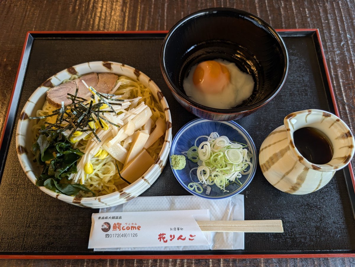 sivava01's tweet photo. いつもは通り過ぎちゃう大鰐町の駅前散策してみた
「あら、りんご。」のアップルパイの食べられるカフェ「クラフト&amp;カフェ・ライト」発見
コーヒーも種類豊富で美味しかった🤤
暑かったのでラーメンは我慢して名物大鰐温泉もやしたっぷりのザル中華も美味しかった😍 https://t.co/mBg35CjCCo
