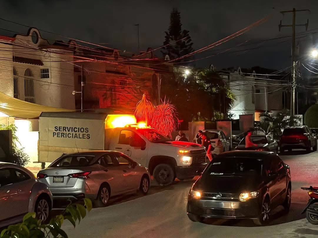 DanielCauich_'s tweet photo. Hallan cuerpo #enterrado en patio de casa de la SM 46 en #Cancún, sobre calle Bacalar. Elementos de la FGE aseguraron la zona. Vecinos señalan que podría tratarse de la dueña del predio, Lizbeth Bustos Vera, quien cuenta con ficha de búsqueda. Autoridades indagan. #QuintanaRoo https://t.co/CYg0ewJJRC