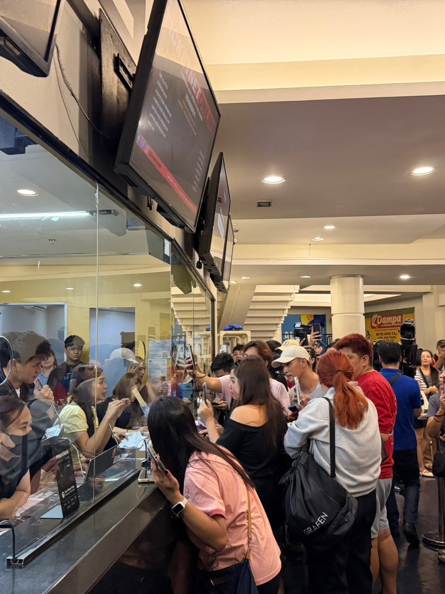 latest_chika's tweet photo. WITH LOVE, DUSTBIA 💛

Fans of reel couple #DustinYu and #BiancaDeVera flocked to the TicketNet Box Office for the pair's special ticket-selling event, where they personally sold and handed out tickets to attendees of their upcoming fan gathering, "DUSTBIA LOVE, ACTUALLY." https://t.co/fhe4PeRGD6