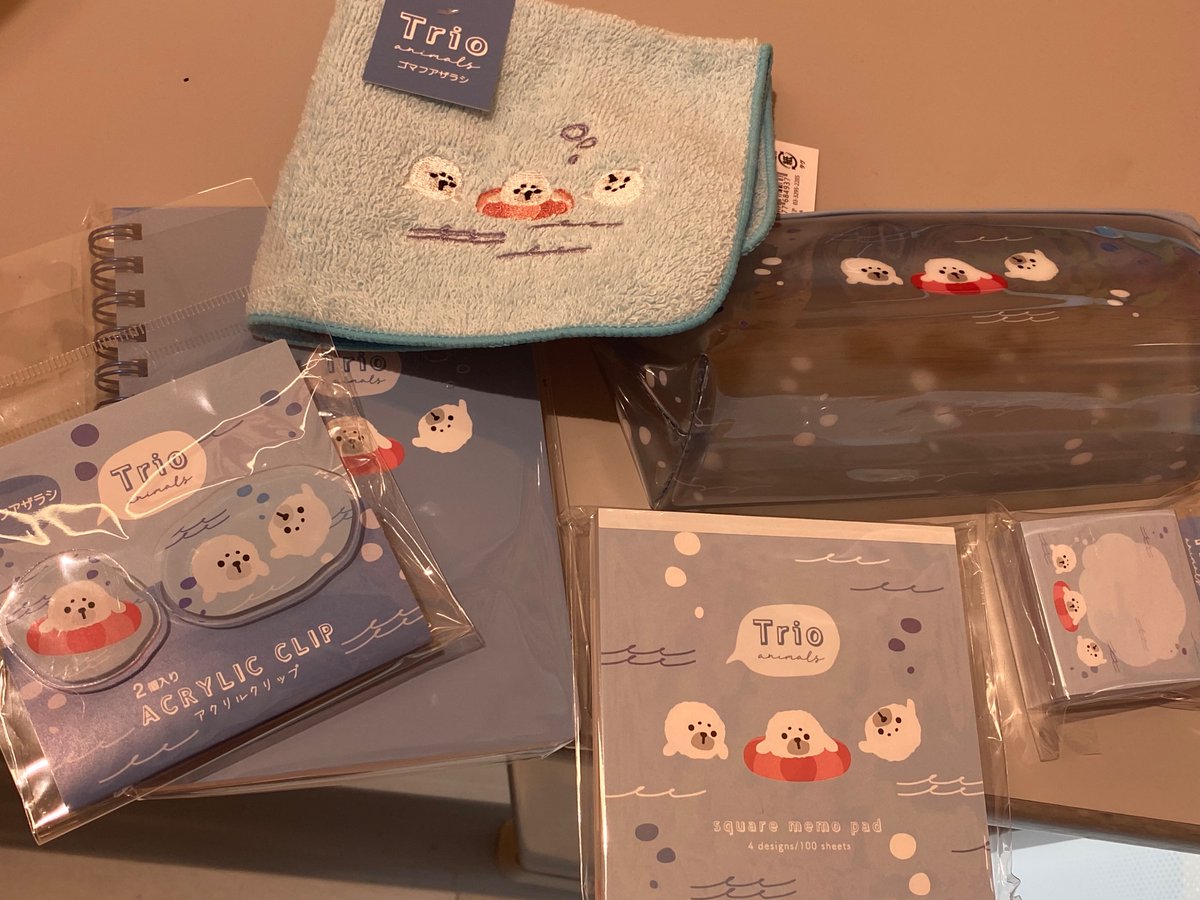 Seallover_Emily's tweet photo. 日本滞在して
さっそくアザ活しましたよー🐟🦭

ふらっと入った文房具屋さんで大量のアザラシグッズを発見…！
しかもほとんどがラス1状態だったので
気づいたら買い占めていました😂

日本に来たばかりでいきなりうん千円が飛ぶとは…
恐るべしアザ活…
ま、今日誕生日だからいいか！

みなさんならラス1のアザラシグッズ、置いて帰れますか？👀

#Emilyのアザ活