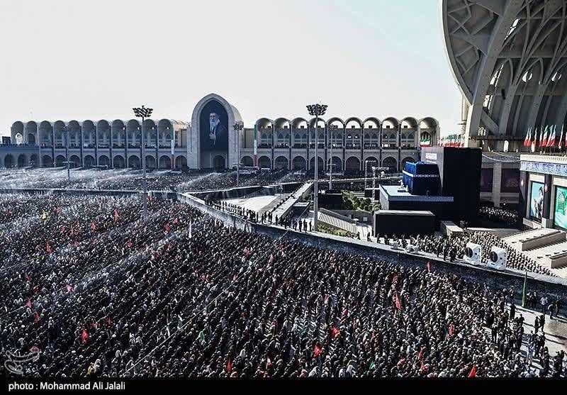 bshraHd's tweet photo. این آخرین نماز جماعت بود؛
اما آخرین بیعت نبود...
باز هم صفِ عشق، پشت سر امام امت؛
تا بدرقه آقای شهید ایران
#باید_برخاست 
#راه_ولایت https://t.co/XQO7XpOB00