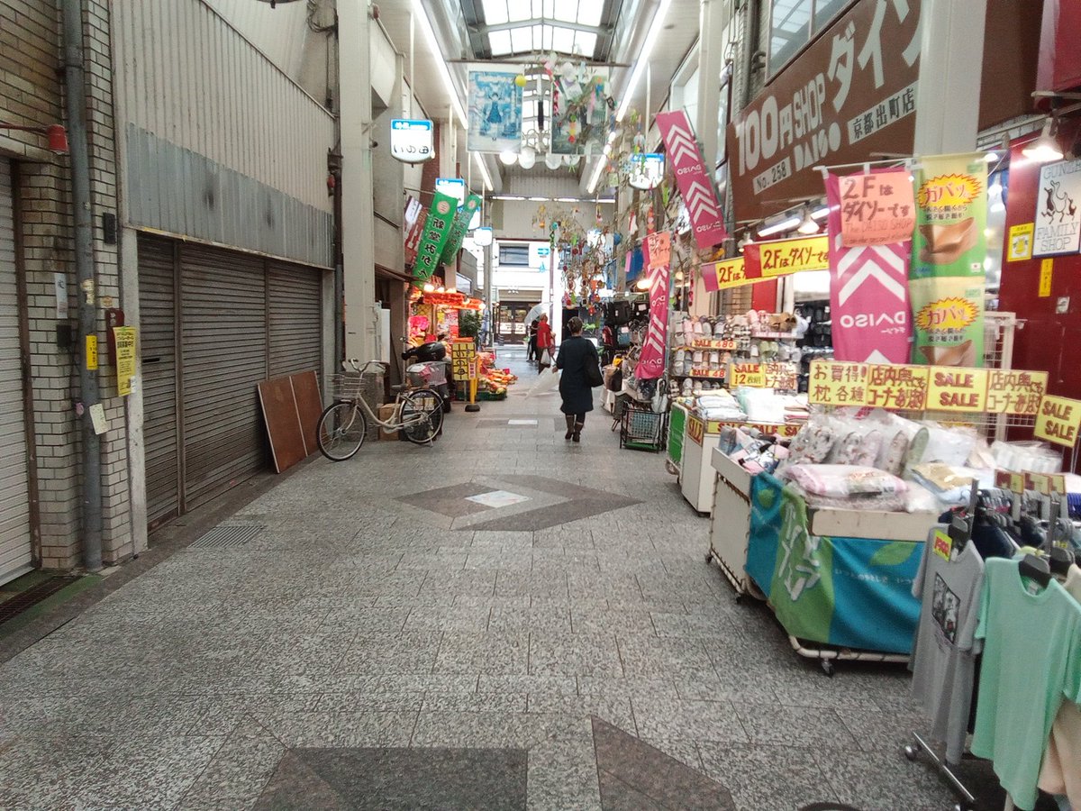 demachiself's tweet photo. 昨日は雨でも人で溢れていた七夕夜店でした。2日間の夜店の疲れで御隠居出勤した私ですが、桝形村に来てビックリ、今日も雨ですが昨夜と違い人が歩いていない。( ・∇・) https://t.co/RxAyZb6RIW