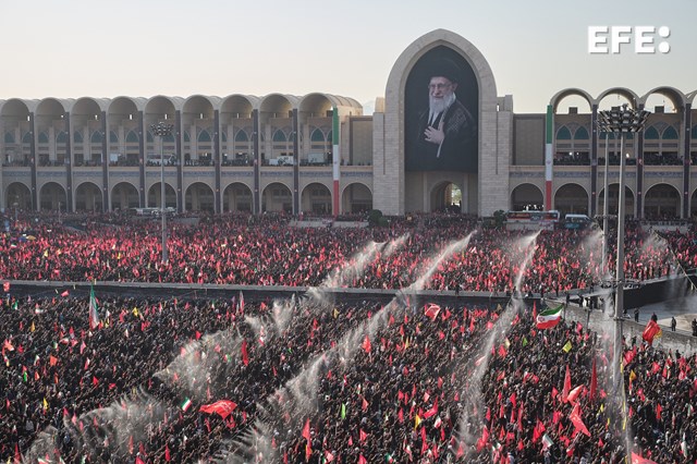 EFEnoticias's tweet photo. Irán celebra el rezo fúnebre por el asesinado líder supremo Alí Jameneí.

En el segundo día de los funerales públicos resonaron las llamadas de venganza contra Estados Unidos e Israel.

https://t.co/doDMLcq9hN https://t.co/e43ogAOvSk