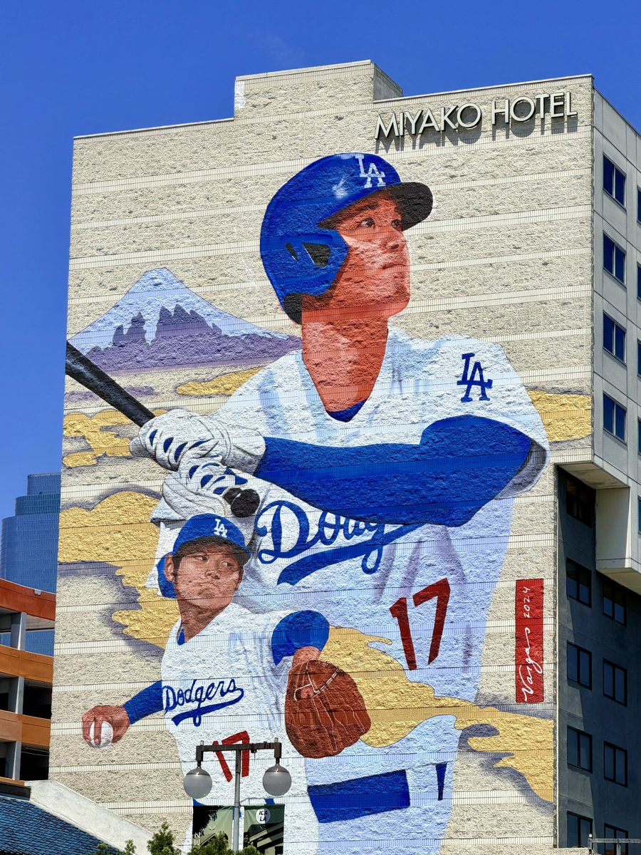Tomorrow1002's tweet photo. ドジャースの試合観戦2日目！今日はバックネット裏！山本投手の動きがよく見えました〜⚾️

アメリカ独立記念日ってことで限定グッズも貰えました！(2日のONE PIECEグッズのが欲しかったけどw) https://t.co/P1HRytU6F0