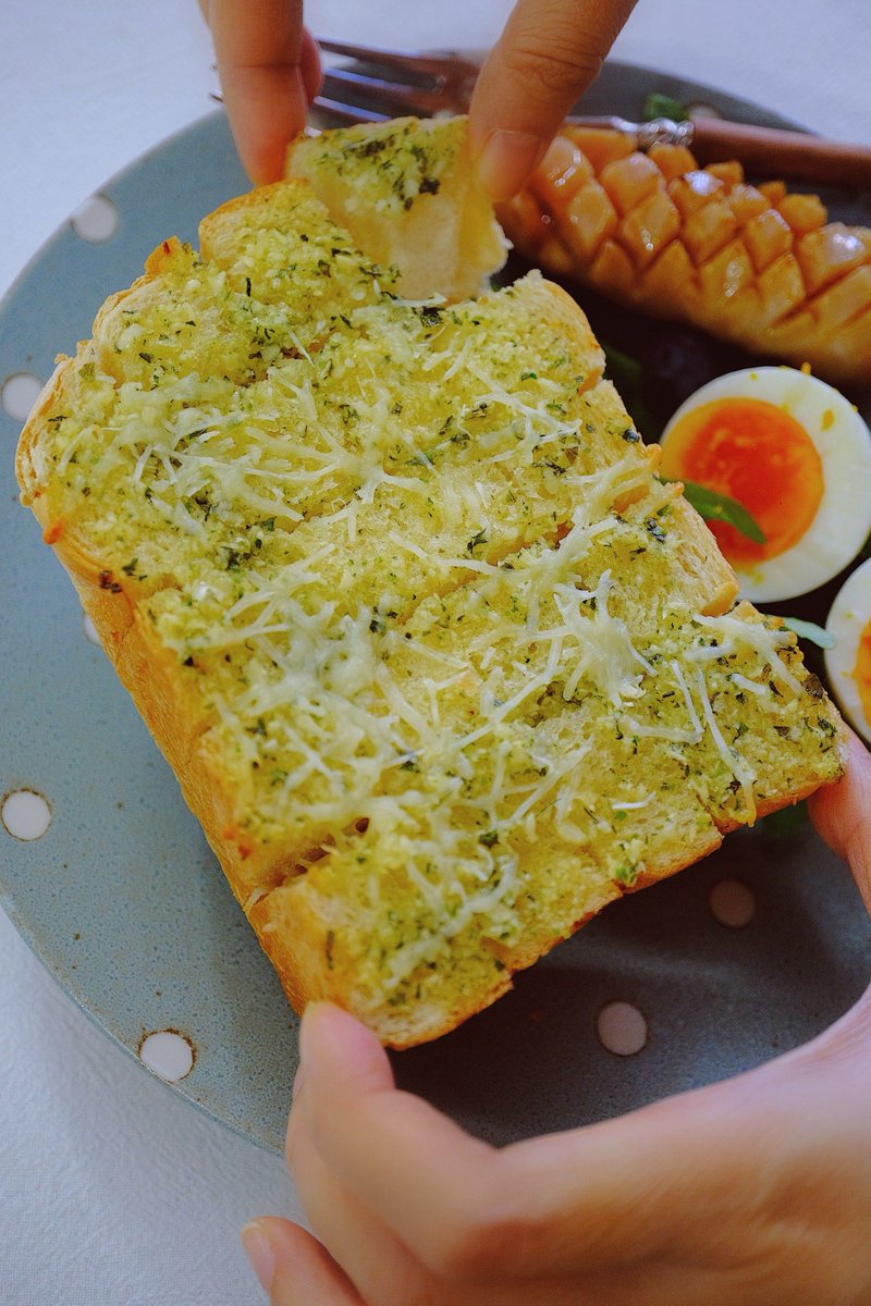 shun_2525_'s tweet photo. Just whipped up garlic butter toast with a sprinkle of parmesan and fresh basil—simple, cozy, and ready in 5 mins, perfect for a quick snack https://t.co/FohxhcD3Is