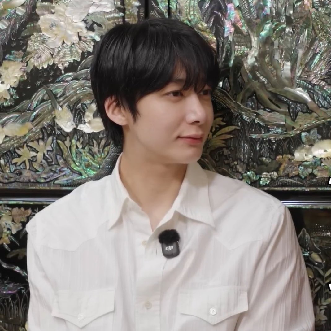 wonniecoenffl's tweet photo. Shownu diciendo que no suele ver mucho a Hyungwon ya que es abrumador porque su mirada, su cara es intensa y Hyungwon lo sabe 

REAL QUE SÍ, yo no pude devolverle un saludo 😭 https://t.co/ASjwR5uwNb