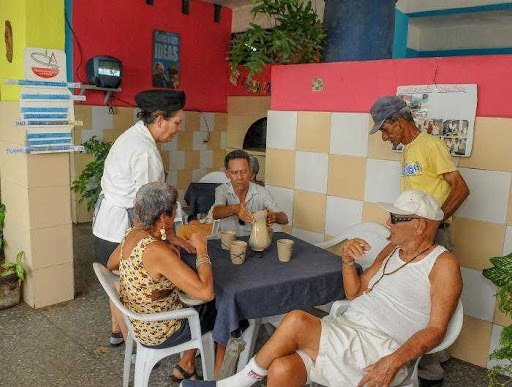 BMCMzZimpeto's tweet photo. Transformaciones Económicas y Sociales" Propone transformación estructural del modelo económico🇨🇺: más descentralización, mayor papel del mercado, sector privado e inversión extranjera El Estado mantiene el rol rector en sectores estratégicos para proteger servicios esenciales❤️ https://t.co/lGKkO29n38