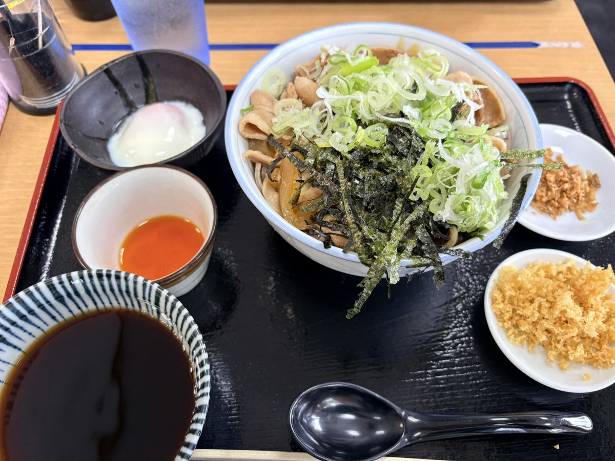NanchatteNegi's tweet photo. 布佐のお蕎麦屋さん

めっちゃ盛りが良くて、さらに旨いっ😋

ラー油肉つけ蕎麦

薬味取り放題😋😋😋 https://t.co/CVJbeClxCp
