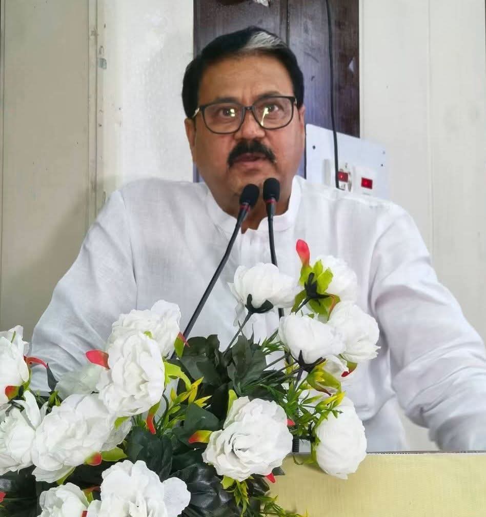 sadrul_mohammad's tweet photo. जेल कोई भी जा सकता है। इसके लिए वर्तमान में अपराधी होना आवश्यक नहीं। ऐसा इसलिए कह रहा क्योंकि कई.... को अपराध कर्मों के बाद भी बाहर देख रहा हूँ। एक माननीय आजीवन कारावास से मुक्त हो गए। एक बाहर थे तो आजीवन चले गए। राजू सिंह ने हर्ष फायरिंग का अपराध किया। लेकिन, जिन धाराओं में सजा हुई वह फायरिंग का मोटिव नहीं था। ऐसी फायरिंग वाले हजारों लोग fir के शिकार भी नहीं हुए।

सब कपार का खेल है।
