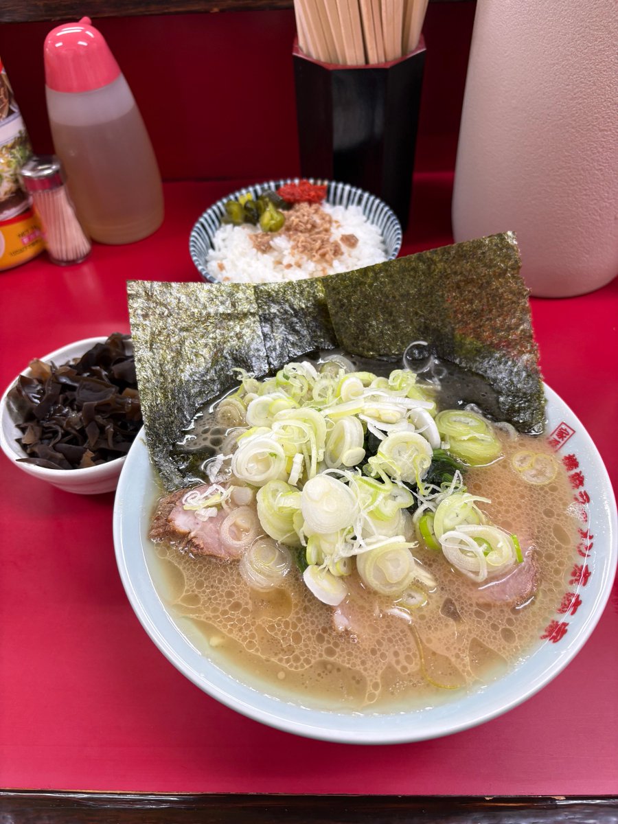 kenken09191's tweet photo. 末広家
千葉市中央区末広

ラーメン　並盛
チャーシュー 2枚
特撰きくらげ
薬味ネギ
ライス

豚骨の他にも旨みある
クラシック系の
スープウマっ🥰

チャーシューはホロホロ🍖
きくらげザクザク😆

めっちゃウマ✨
ごちそうさまでした😊 https://t.co/7YdyEktepu