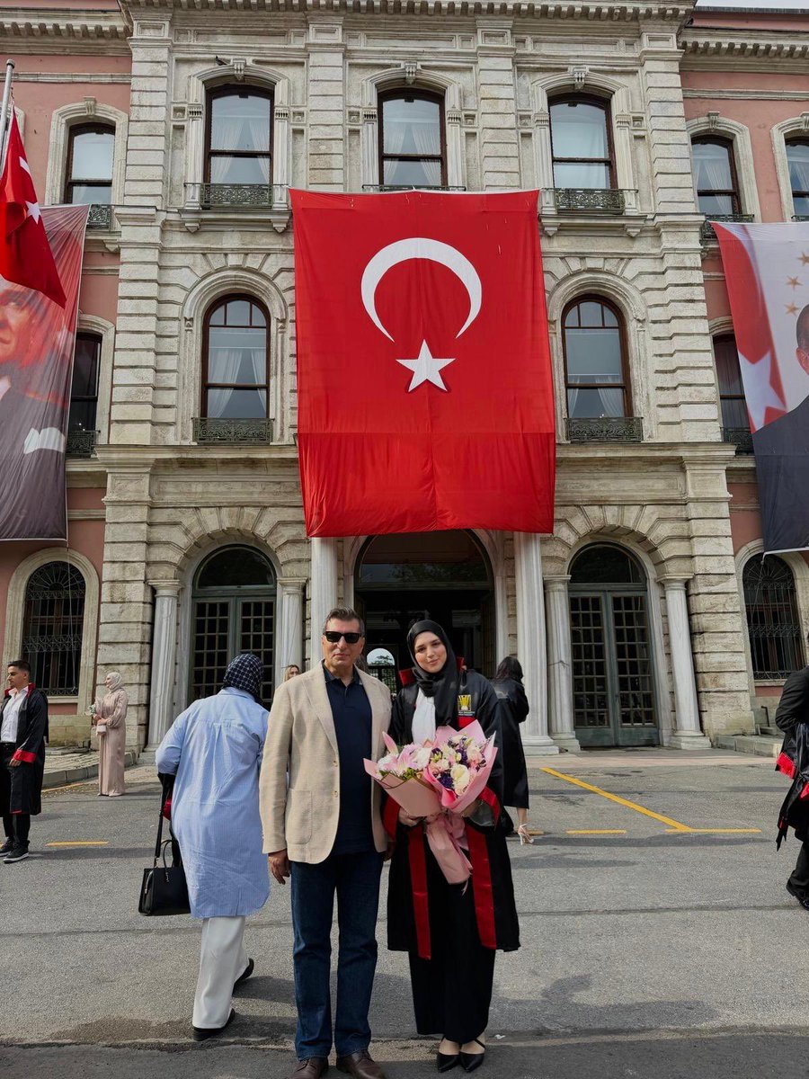 bulenthh's tweet photo. Bugün kızım, büyük bir emek, azim ve gayretin sonucunda hem Hamburg Üniversitesi Hukuk Fakültesi’ni hem de İstanbul Üniversitesi Hukuk Fakültesi’ni aynı anda tamamlayarak çift diploma ile mezun oldu.
Kendisini ve birlikte mezun  tüm arkadaşlarını tebrik ediyorum. https://t.co/hdBs3QLBC4