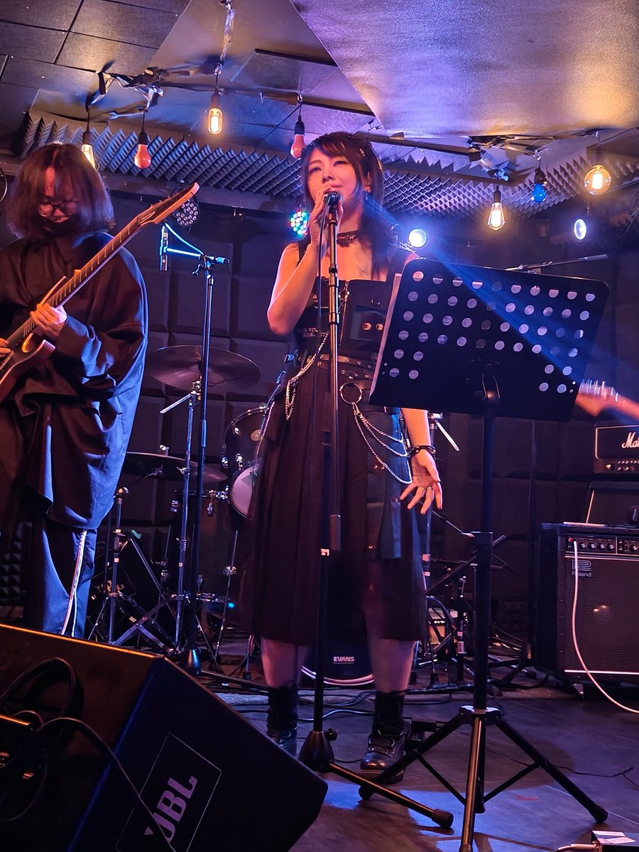 odoriin's tweet photo. 雲雨霰（うんうせん）、日本初ライブ終了！
夢みたいな夜でした…最高すぎる😆

p1はアンコールの声に戸惑う3人組（笑）
@Sameyume_Mpa @柊サリー

またすぐ会いましょう！
#下北沢 #雲雨霰 #初ライブ #最高の夜 #エモ #マスロック https://t.co/rsN6Xwi0y5