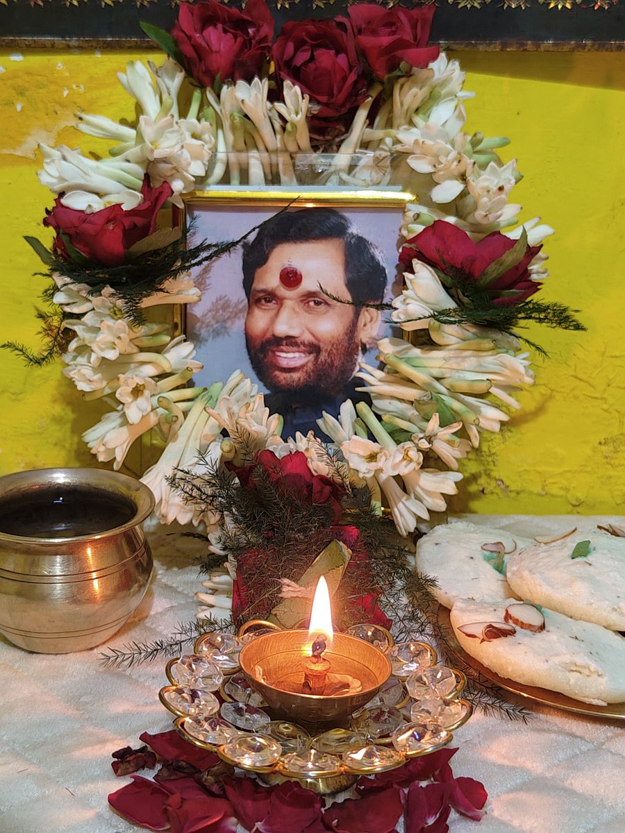 GulinaPaswvlaf's tweet photo. Happy Birthday Papa Ji 
Papa Ji Ki Jayanti Par Unhe Mera 
Koti Koti Naman 🙏💐🎂❤️
@iChiragPaswan https://t.co/NjFbgFEwda