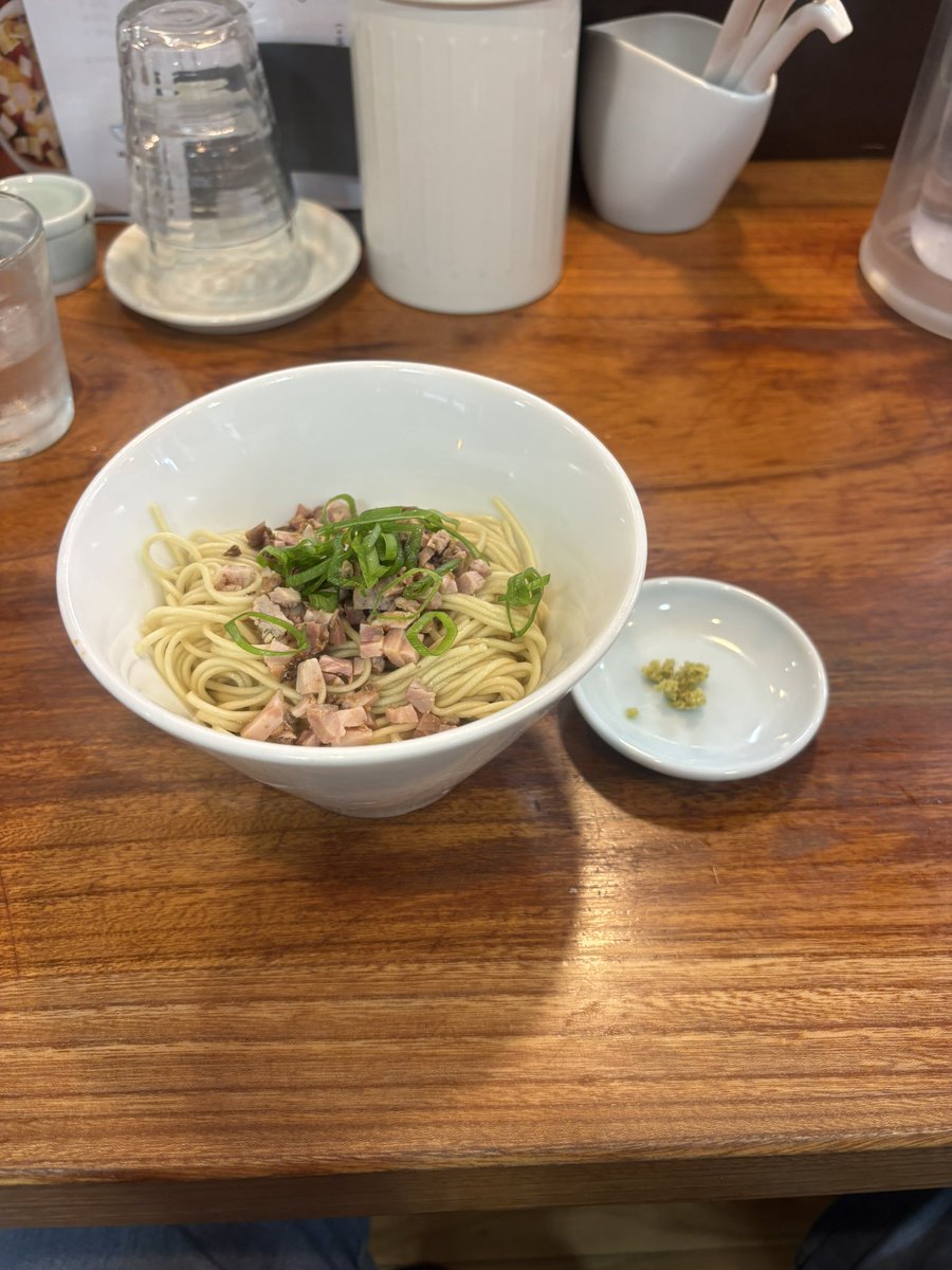 Naotobki's tweet photo. アメノオト 佐野市

醤油そば
青唐辛子のあっさり塩そば
和え麺
餃子

和田さんから醤油そばたべないですよねって一言から今日は限定と醤油そばを🤤
ほんとにほっこりする醤油スープに
ツルツル食べれるシルキー麺最高😆

くまさん限定もバチクソおいしかったです🤤🤤🤤

ラーメンは爆発だ！ https://t.co/mjRpmZDwwH