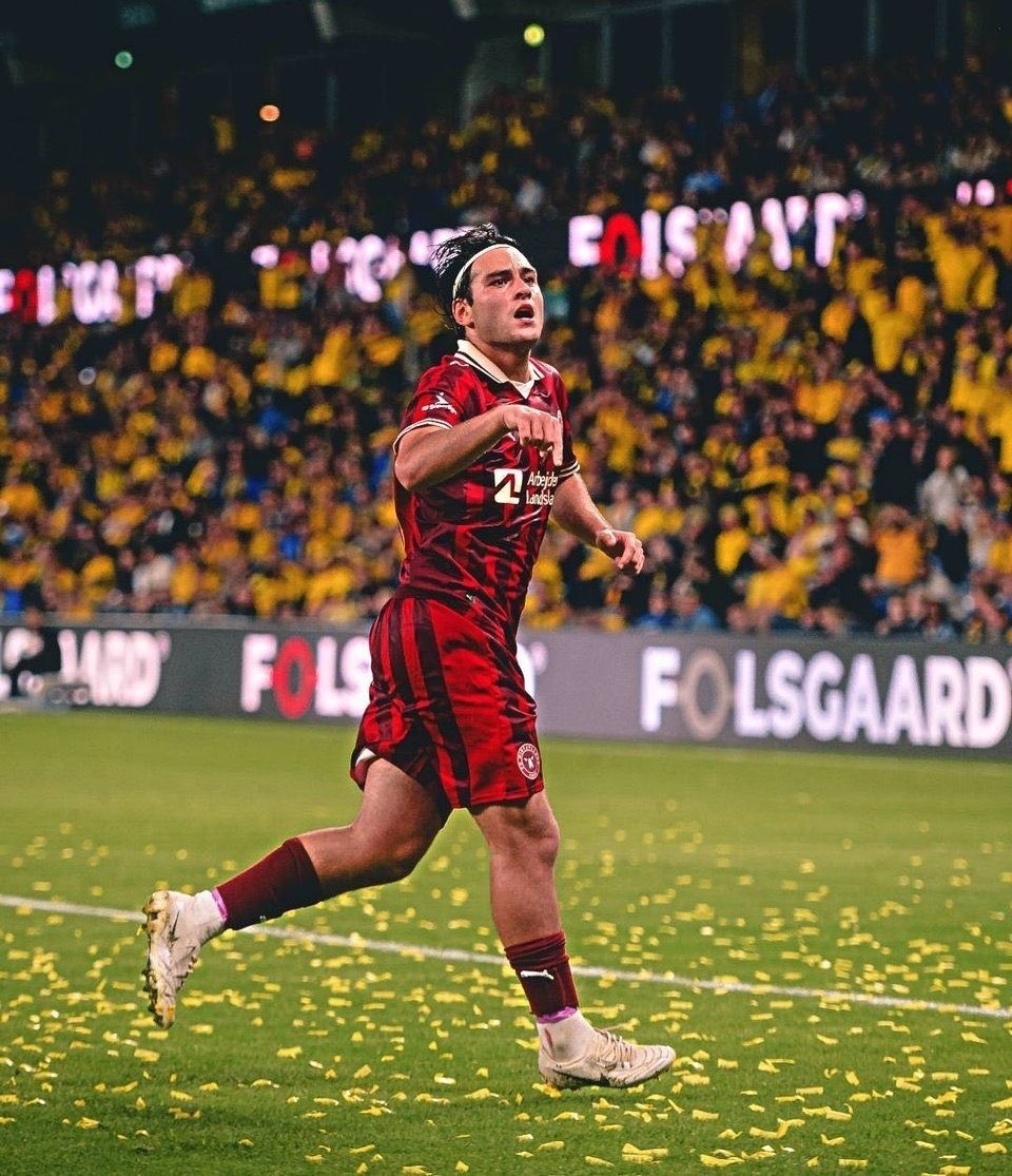 Burakeren_1987's tweet photo. Okan Hoca diyor ki transferde ağırlığı U23 yabancı ve yerlilere verdik. Peki Galatasaray hangi yerlilerle ilgileniyor? Aral Şimşir Trabzonspor'a, Salih Özcan da Beşiktaş'a gidiyor. 

İlgileniliyor diye iddia edilen Can Uzun'u dahi transfer etmek istediklerini düşünmüyorum. Adamım ederi belli ama onu transfer edemeyecekleri teklifler yapıp, taraftarı oyalama derdindeler.

Sol açık ihtiyacın var. Lang gitti ve benzer tarzda bir kanat gerekiyor. Yarın öbür gün Barış Alper Yılmaz'ın gitmeyeceğinin de garantisi yok. Aral Şimşir transferi çok büyük bir gereklilik ama teklif dahi yapmıyoruz.

15 milyon avro'yu sen ver. Yıllık 2.2 milyon avro da ödeyemeyeceğin bir maaş değil. Yerli transferine ağırlık vereceğiz diyip, iddialı hiçbir yerliye teklif yapmamak ne demek? Gelecek sezon sonu 40 milyon avro bonservis teklifiyle Trabzonspor'un kapısına gideriz.