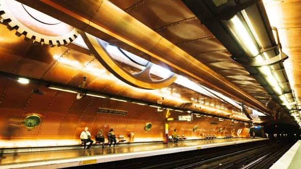 Eliolcz's tweet photo. @brodieTheSequel @NoContextBrits In Paris, I have « La Défense » et « Arts et Métiers ». https://t.co/FCiAIhdxsN