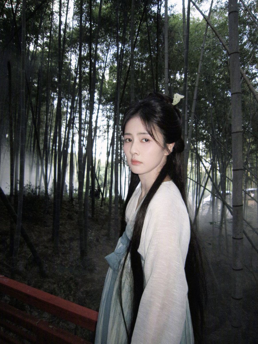 Lubybai's tweet photo. ถึงเวลาที่ #ไป๋ลู่ มาบอกลาตัวละคร “เย่หลี” ใน #ชายาเคียงหทัย แล้ว

ขอบคุณเมฆฝนที่ผ่านพ้นไป ทำให้โชคชะตาให้ได้หยุดพักลงชั่วครู่ เราได้นั่งเคียงไหล่กัน สายลมชื้นโชยผ่านใบหู เรื่องราวราวบางคราก็แสนจะคับแคบ บางคราก็กว้างไกลสุดตา

ฝนหยุดแล้ว
อาหลีที่รัก ข้าดีใจกับเจ้าด้วยนะ จากนี้เจ้าสามารถวิ่งเล่นในผืนป่า หรือจะหยุดพักผ่อนริมลำธารก็ได้ เรื่องราวสุขเศร้าทั้งมวลบนโลกใบนี้ ข้าเชื่อว่าเจ้าจะเผชิญหน้ากับมันได้อย่างกล้าหาญและปล่อยวาง

แม้ในจิตใจจะแสนอาลัยไม่อยากพรากจาก ทว่า ข้าเองก็เข้าใจดีว่าถึงเวลาแล้วที่ต้องปล่อยให้เจ้าจากฉันไป
เหมือนที่ท่านตาเคยบอกไว้ 'เจ้าจะหยุดนิ่งอยู่กับที่ไม่ได้ อย่าได้ปล่อยให้ตนเองถูกอดีตจองจำ เส้นทางของเจ้านั้นอยู่เบื้องหน้า ไม่ใช่อยู่เบื้องหลัง'

เมื่อการจากลามาถึง ขอมอบดอกมะลิเล็กๆนี้ให้เจ้า ขออวยพรให้เจ้ามุ่งหน้าสู่ขุนเขาอย่างราบรื่น เดินทางท่องเที่ยวขับขานบทเพลง เมื่อม้วนภาพเขียนนี้ปิดลง หวังว่าเราจะได้พบกันใหม่ในโลกที่กว้างใหญ่กว่าเดิม

#BaiLu #TheFirstJasmine