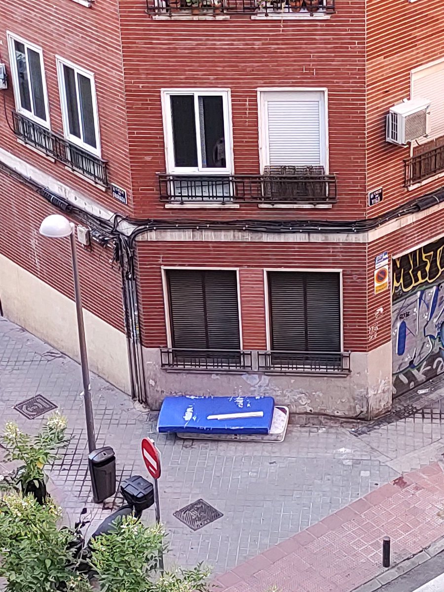 deSuchard's tweet photo. @Lineamadrid Recogida de colchones en calle Granada 42 esquina calle Vigo https://t.co/zn1BAu24K5