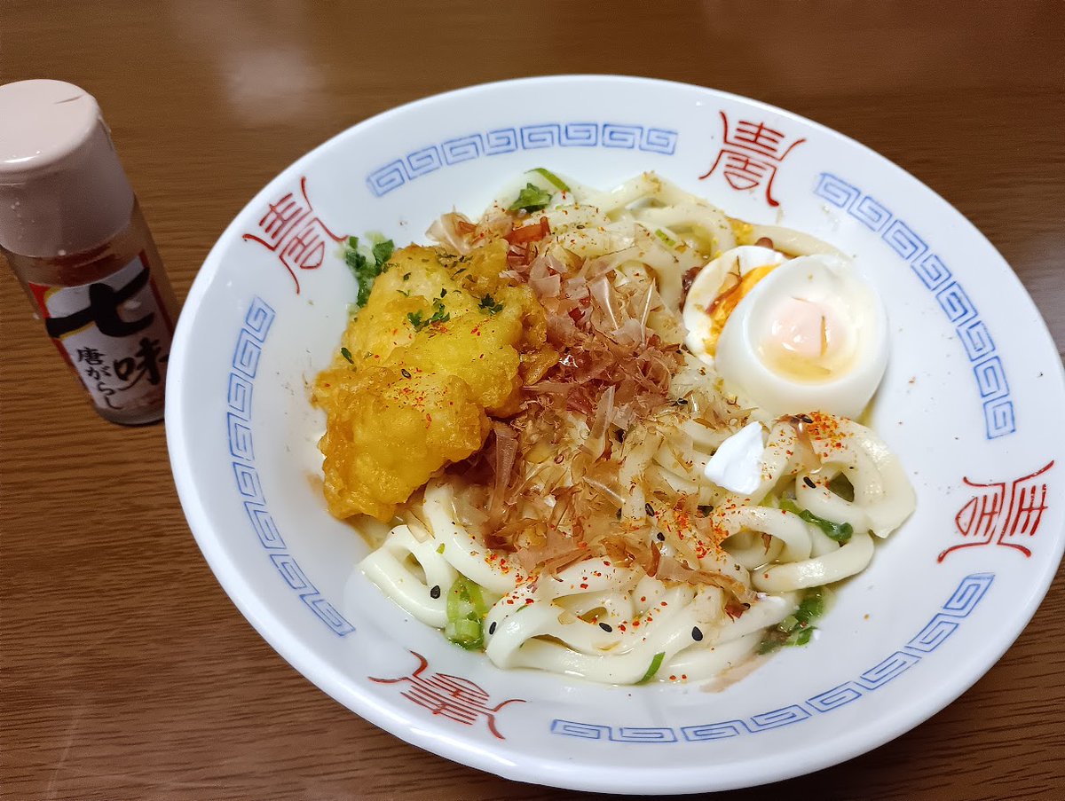 harrytakagi's tweet photo. 今日の遅めの昼ごはんは茹でたうどんにネギ、卵、鰹節、そしてとり天をプラス。これでも腹9分で重いくらい満足。卵は半熟にしそこねた😅#雑料理 https://t.co/Ly72J0mott