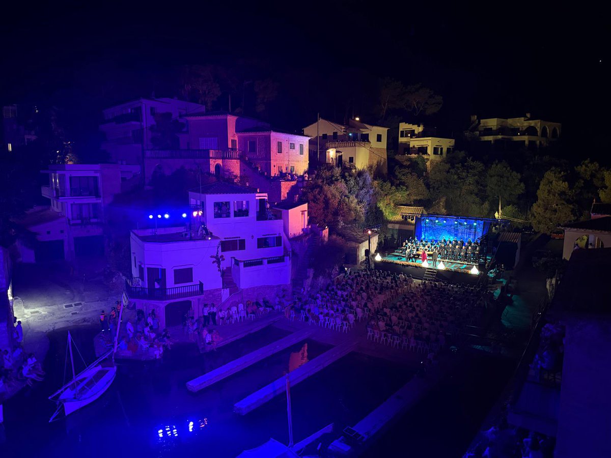 Ll_Galmes's tweet photo. El Caló d'en Busques va tornar a demostrar que la música, quan es combina amb un entorn privilegiat, crea màgia. 

El Cor de la Generalitat Valenciana, sota la direcció de Jordi Blanch, juntament amb la soprano Ofelia Sala i el pianista mallorquí Bartomeu Jaume, ens varen oferir una interpretació extraordinària.

El XIV Festival Internacional de Música Vila de Santanyí continua convertint els nostres espais més emblemàtics en escenaris de primer nivell, reafirmant el compromís amb una cultura de qualitat i oberta a tothom.

Enhorabona i gràcies a tots els artistes per regalar-nos aquesta vetllada un any més.