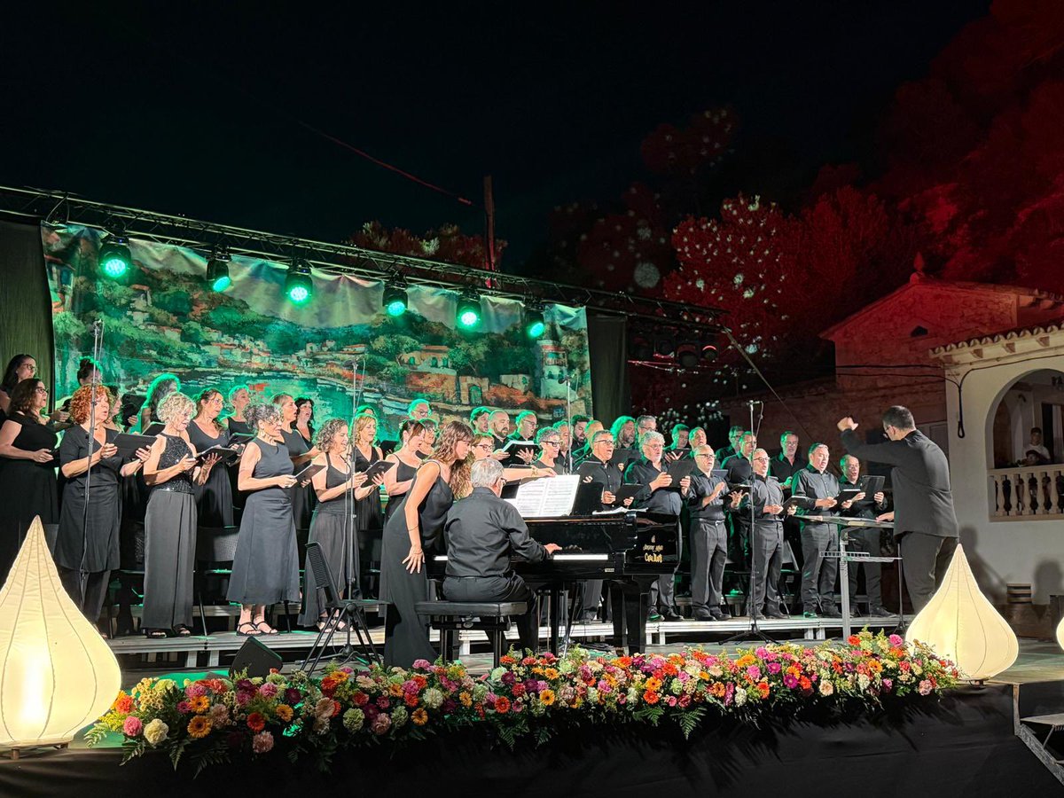 Ll_Galmes's tweet photo. El Caló d'en Busques va tornar a demostrar que la música, quan es combina amb un entorn privilegiat, crea màgia. 

El Cor de la Generalitat Valenciana, sota la direcció de Jordi Blanch, juntament amb la soprano Ofelia Sala i el pianista mallorquí Bartomeu Jaume, ens varen oferir una interpretació extraordinària.

El XIV Festival Internacional de Música Vila de Santanyí continua convertint els nostres espais més emblemàtics en escenaris de primer nivell, reafirmant el compromís amb una cultura de qualitat i oberta a tothom.

Enhorabona i gràcies a tots els artistes per regalar-nos aquesta vetllada un any més.