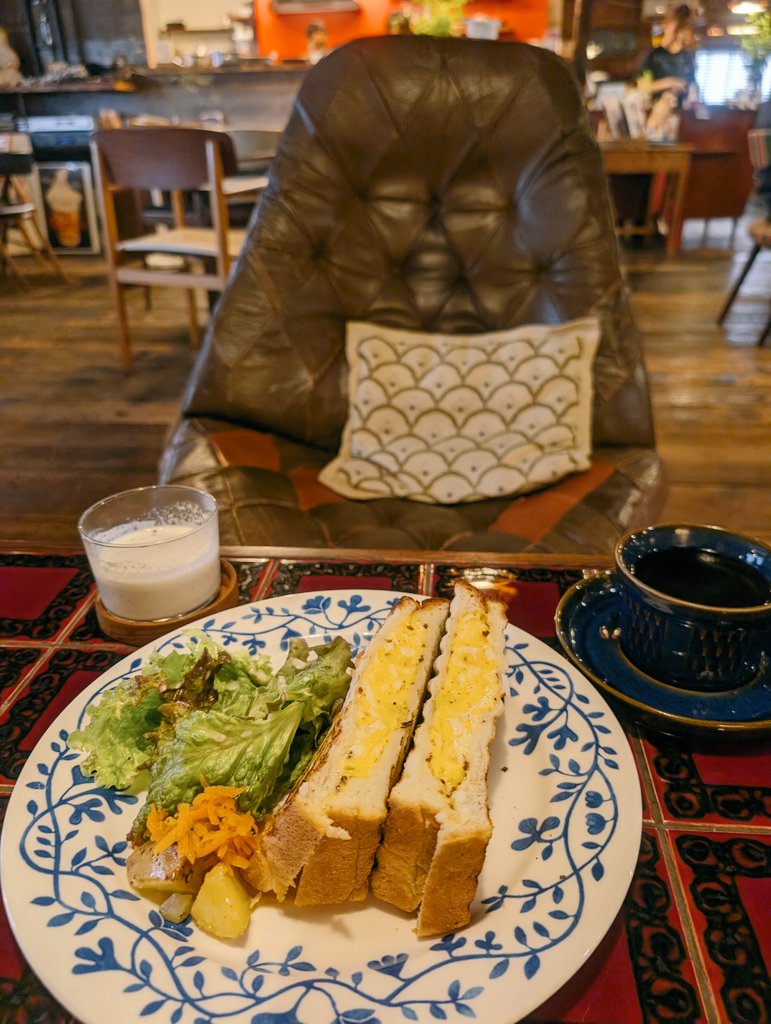 tomtomDUCA's tweet photo. 雨の休日はカフェ探訪に限りますな‥☔
神戸の和田岬という聞いたことのない駅に初上陸
北の椅子と☕
で玉子サンド😋
北欧家具や雑誌を扱うショップ(の併設カフェ)です〜🇩🇰 https://t.co/SjCSvyiaOe