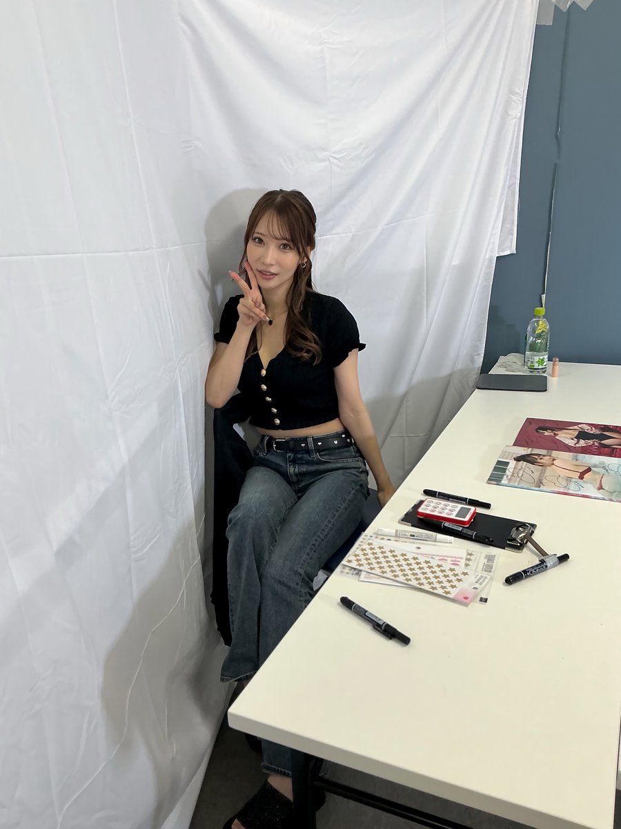 magicvon_0's tweet photo. ＃きみとバンド　＃大野真依　さん
写真集お渡し会in博多　第1部　
九州の精鋭たちと遠征組でも盛況な状態　
しっかり６冊分にサインしてもらい　
2部に向けて休憩｡
明太子重、美味しかったら何より😊 https://t.co/WhNMOfq65X