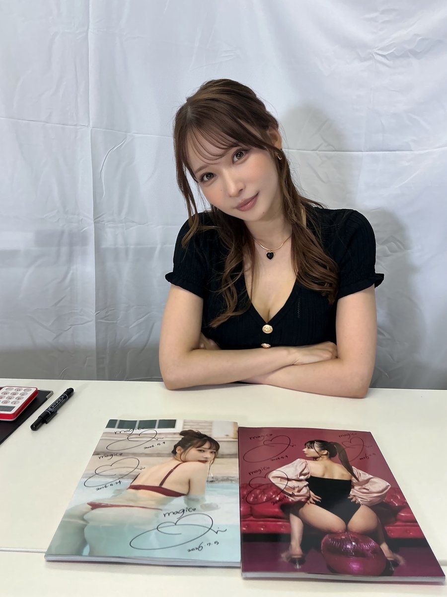 magicvon_0's tweet photo. ＃きみとバンド　＃大野真依　さん
写真集お渡し会in博多　第1部　
九州の精鋭たちと遠征組でも盛況な状態　
しっかり６冊分にサインしてもらい　
2部に向けて休憩｡
明太子重、美味しかったら何より😊 https://t.co/WhNMOfq65X