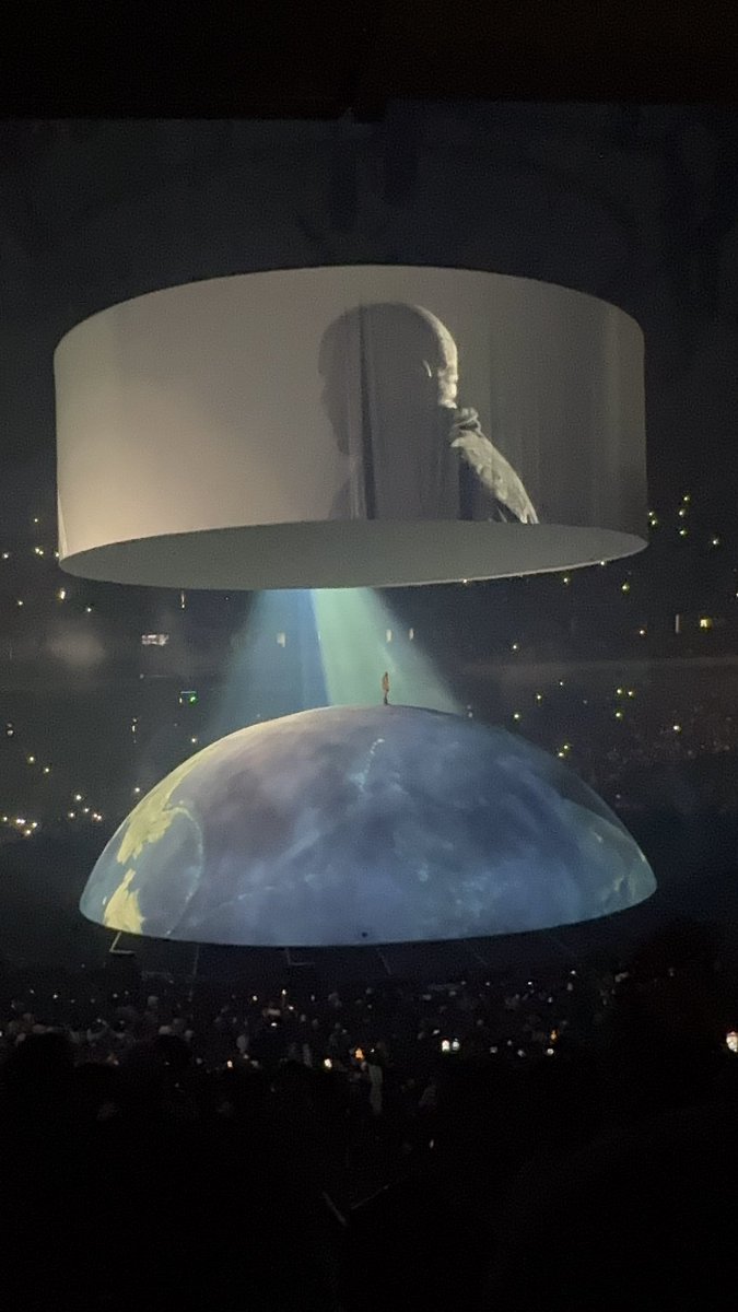 blueboymacc's tweet photo. ye at the alamodome🐻 https://t.co/8vD68pMoKq