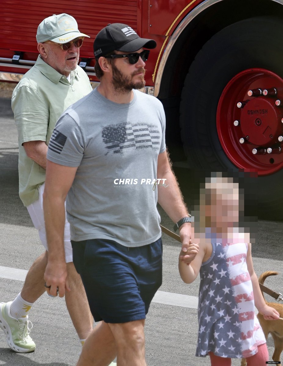 chrispratt_net's tweet photo. 📸 Chris Pratt (@prattprattpratt) out in Montecito celebrating the 4th of July on July 04.
🔗 https://t.co/BvQDRtaxWn https://t.co/4nZycQ4BK4