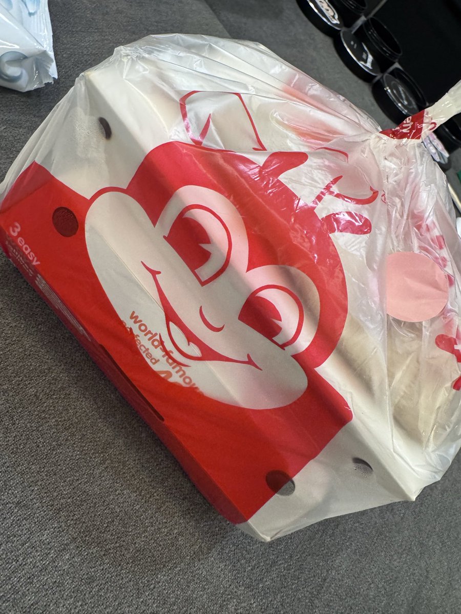 sssong6823's tweet photo. On the hunt for Jollibee. 🍗🍝 https://t.co/BTfzbaJRtE