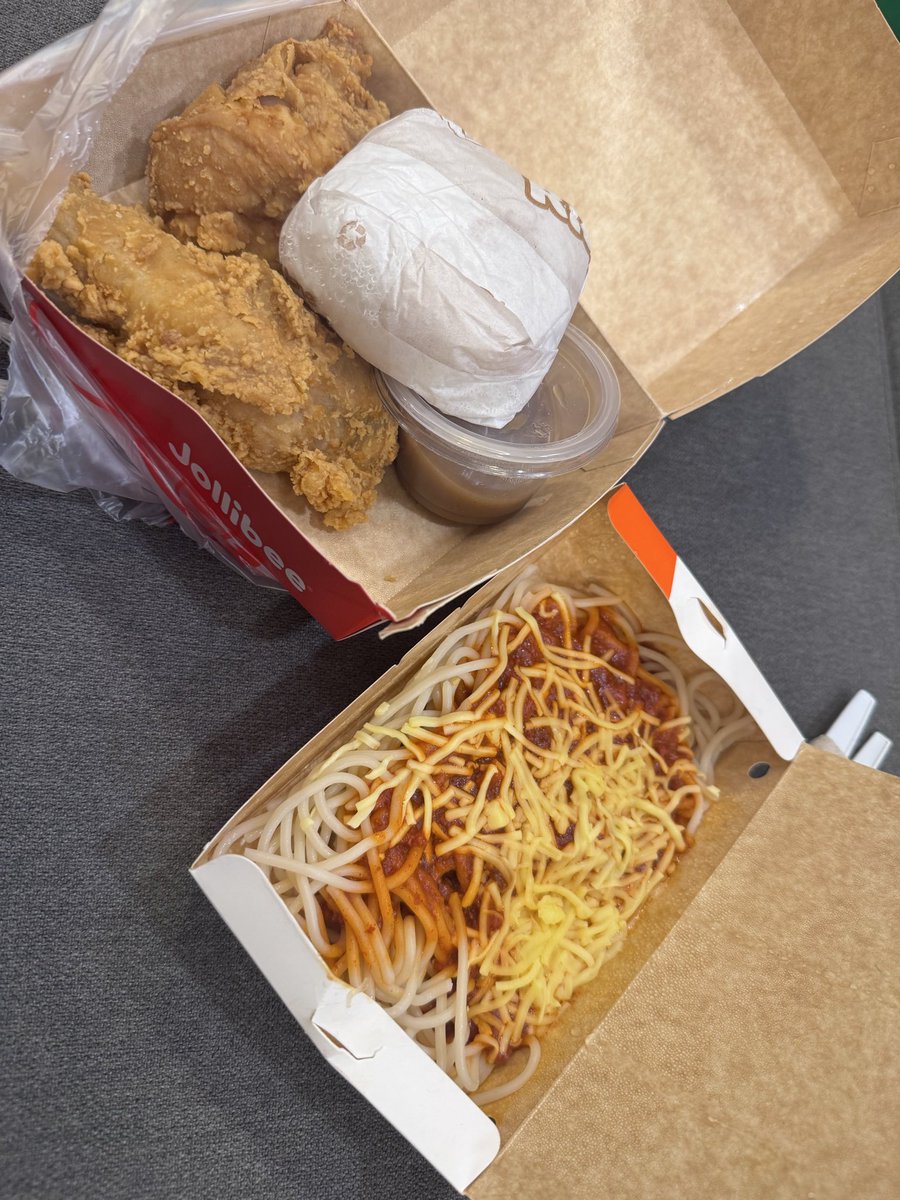sssong6823's tweet photo. On the hunt for Jollibee. 🍗🍝 https://t.co/BTfzbaJRtE