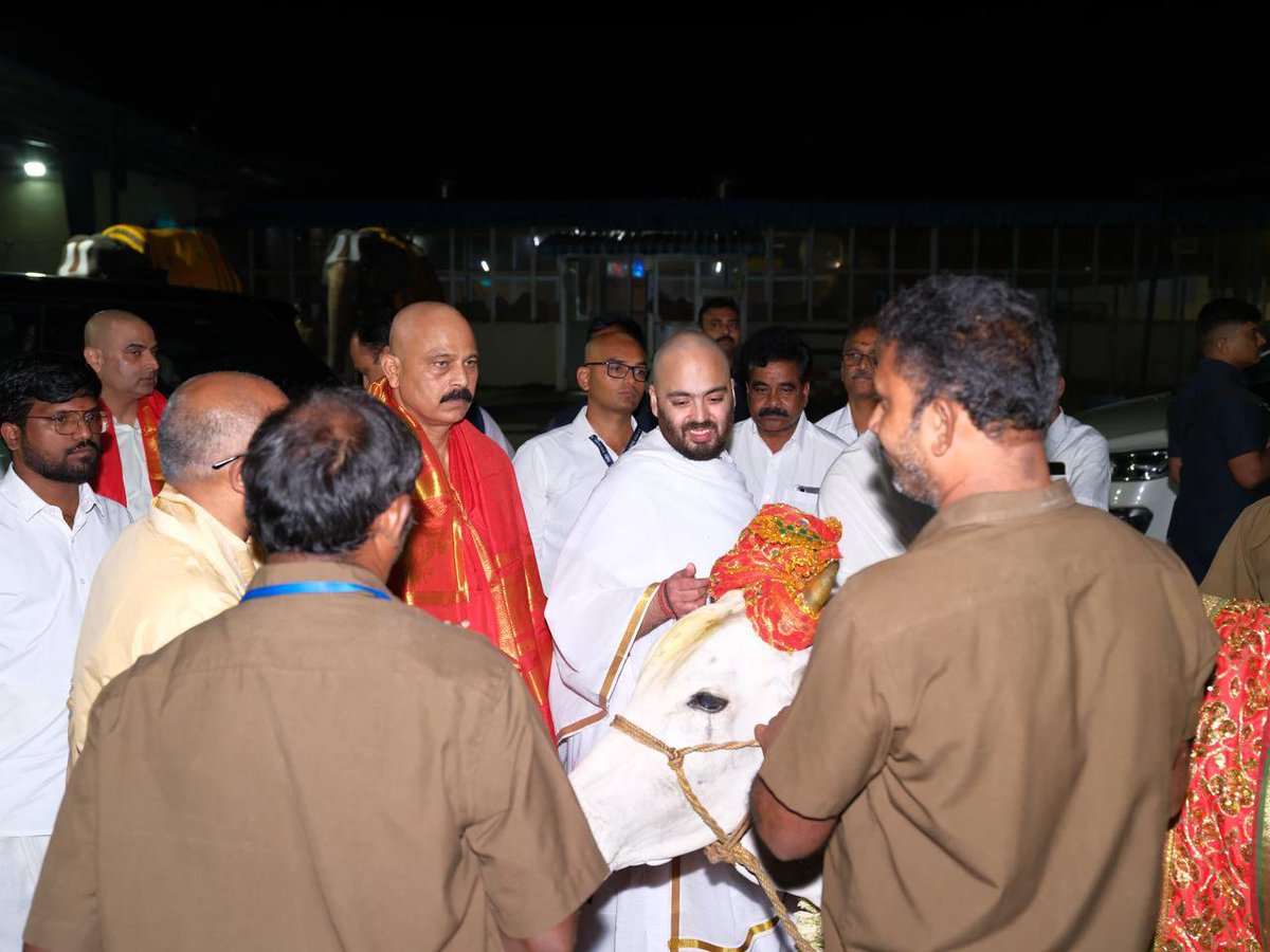 IMWeirdman_N's tweet photo. Reflecting humility and faith, Anant Ambani offered his hair at the sacred Tirumala Sri Venkateswara Swami Temple. #AnantAmbani https://t.co/Jq2OKsIgQC