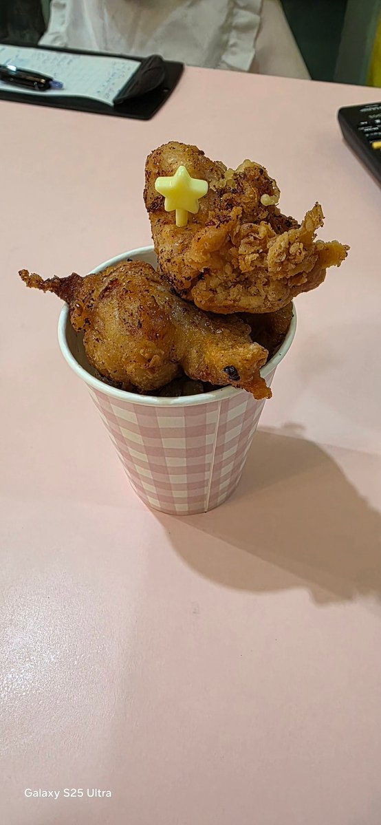 W2XeqXoirl71511's tweet photo. 今日は『メイドカフェぷりゅーしゅくー』でさらちゃんの生誕祭、限定フードの唐揚げとポテトめっちゃ美味しかった😋🍴💕
#メイドカフェぷりゅーしゅくー
#さら
#さらの皿
#メイドカフェ
#生誕祭 https://t.co/WwgZNUDSzy