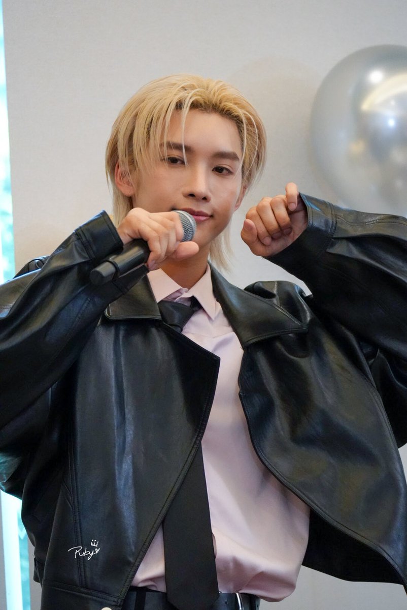 iamrubyyyyyyy's tweet photo. He said he didn’t go to the concert last night, it was just someone who looked like him. He was in Mt Everest yesterday.

Noeul One Day Special By LaiThai
#NoeulOneDaySpecialByLT https://t.co/ojGZRnVkGc