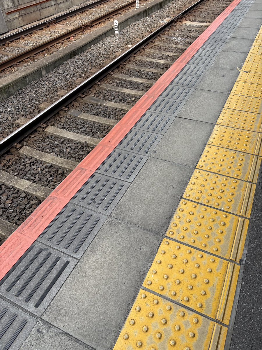 sottyobi's tweet photo. 駅で倒れそうになったご老人。運良く寄り添えた。駅員さんが持ってきた車椅子への移乗と姿勢保持までスムーズにできてホッと一息。それを助けてくれたのは、近くにいたご老人方と異国のサラリーマン。
まぁ、今の日本っぽいね。
#いいことばかりではないけど悪いことばかりでもない。 https://t.co/u9tdqiO5fX
