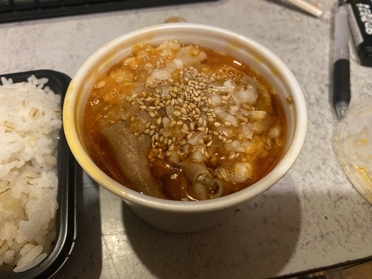 izumitani___'s tweet photo. まるから 高円寺本店
まるから弁当（最近でたカレーも美味い）が有名ですが、実はもつ煮が本当に美味い。
自分は、祖父が街の精肉店、朝からもつがでてくる実家で育ち、もつ煮にはうるさいと自負？してますが、個人的にここのもつ煮は3本の指に入ります。
食ったほうがよい。 https://t.co/xYUhQyuiPd