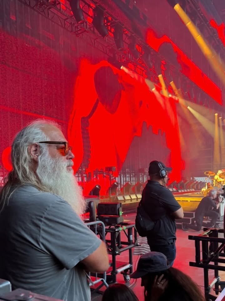daronmalakian's tweet photo. Look who came down to the Paris show last night!!! Always enjoy hanging with my friend @RickRubin. 

📷: Gayané Kay https://t.co/tFR4YPewL3