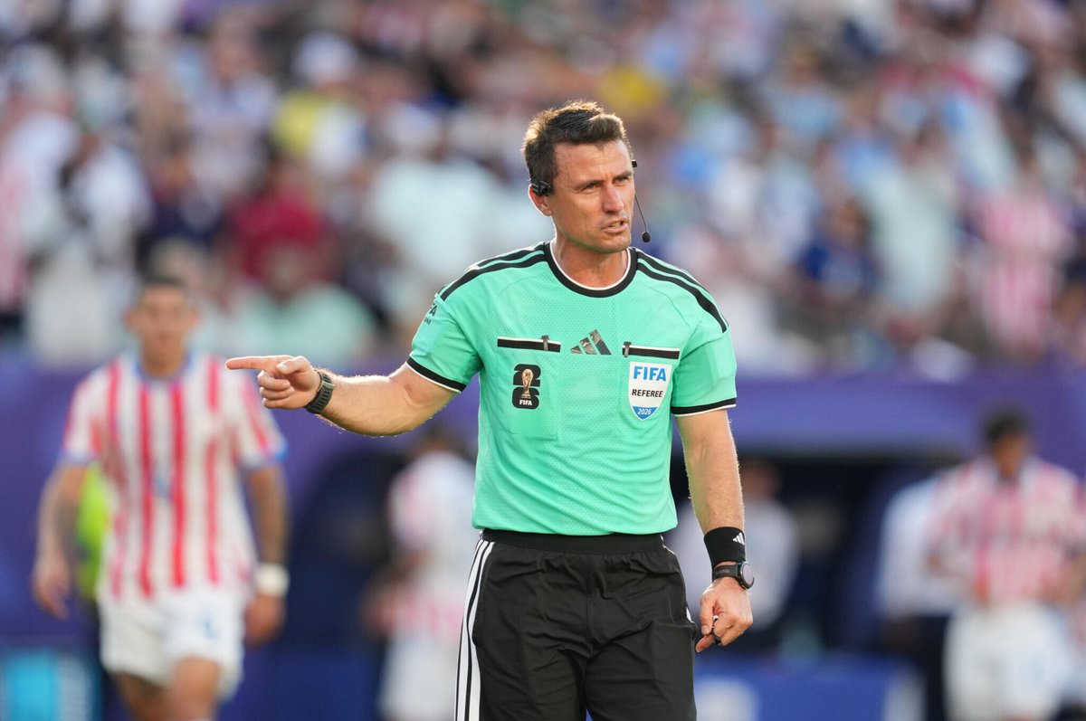le_Parisien's tweet photo. L'arbitre ouzbek de Paraguay-France avait déjà officié auprès des Bleus aux JO de Paris 2024 et... ça c’était déjà (très) mal passé ➡️ https://t.co/FSQT71qWWE https://t.co/GnXQMOyMvM