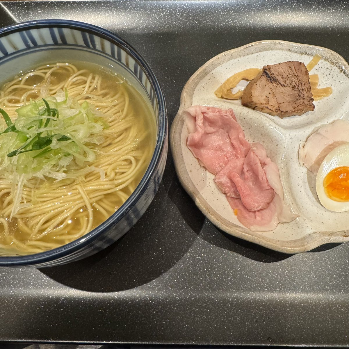 _8_3_0's tweet photo. 鶏そば輝麺/特製鶏そば塩と鶏そば醤油

レセプションに招待してもらって食べてきた🍜
浜北鑑定団の下に7/9オープン！浜勢はぜひ https://t.co/b32gLXXdSJ