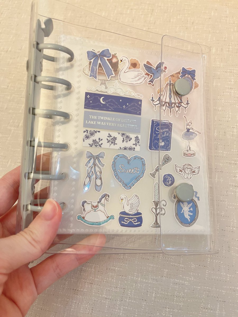 reito0606's tweet photo. 昔から集めてたシール増えてきたからいよいよシール帳買ってみました
ゆっくり貼っていきます🎀 https://t.co/GKc98uPlYO