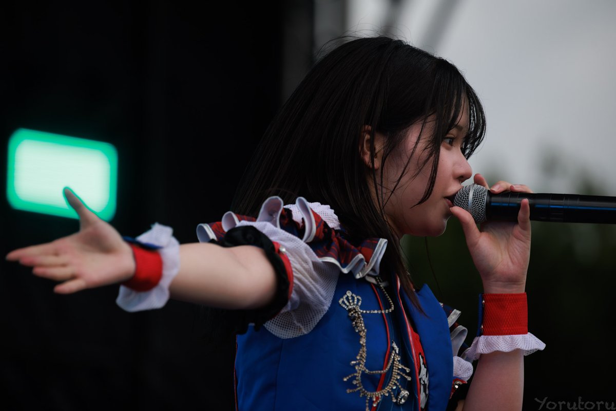 yorutoru1's tweet photo. 【2/4】

超NATSUZOMEで見つけた、HelloYouth（@HelloYouth_2018）の槙宮令乃さん（@makimiya_reno）。

全力で歌う姿を、ファインダー越しに���ていました。

歌っている表情に熱があって、指先まで意志がある。

ステージ上での見せ方がとても印象的で、思わず追いかけたくなる人でした。

#槙宮令乃
#ハロユス
#HelloYouth
#超NATSUZOME2026