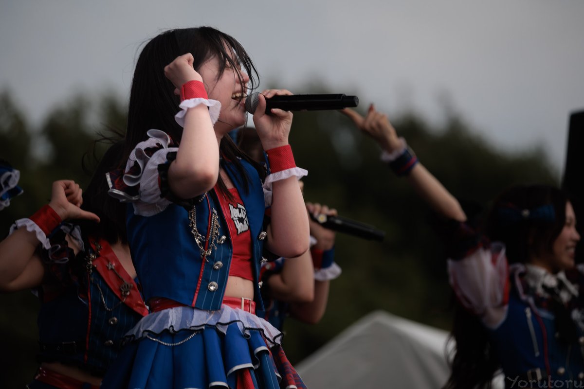 yorutoru1's tweet photo. 【2/4】

超NATSUZOMEで見つけた、HelloYouth（@HelloYouth_2018）の槙宮令乃さん（@makimiya_reno）。

全力で歌う姿を、ファインダー越しに���ていました。

歌っている表情に熱があって、指先まで意志がある。

ステージ上での見せ方がとても印象的で、思わず追いかけたくなる人でした。

#槙宮令乃
#ハロユス
#HelloYouth
#超NATSUZOME2026