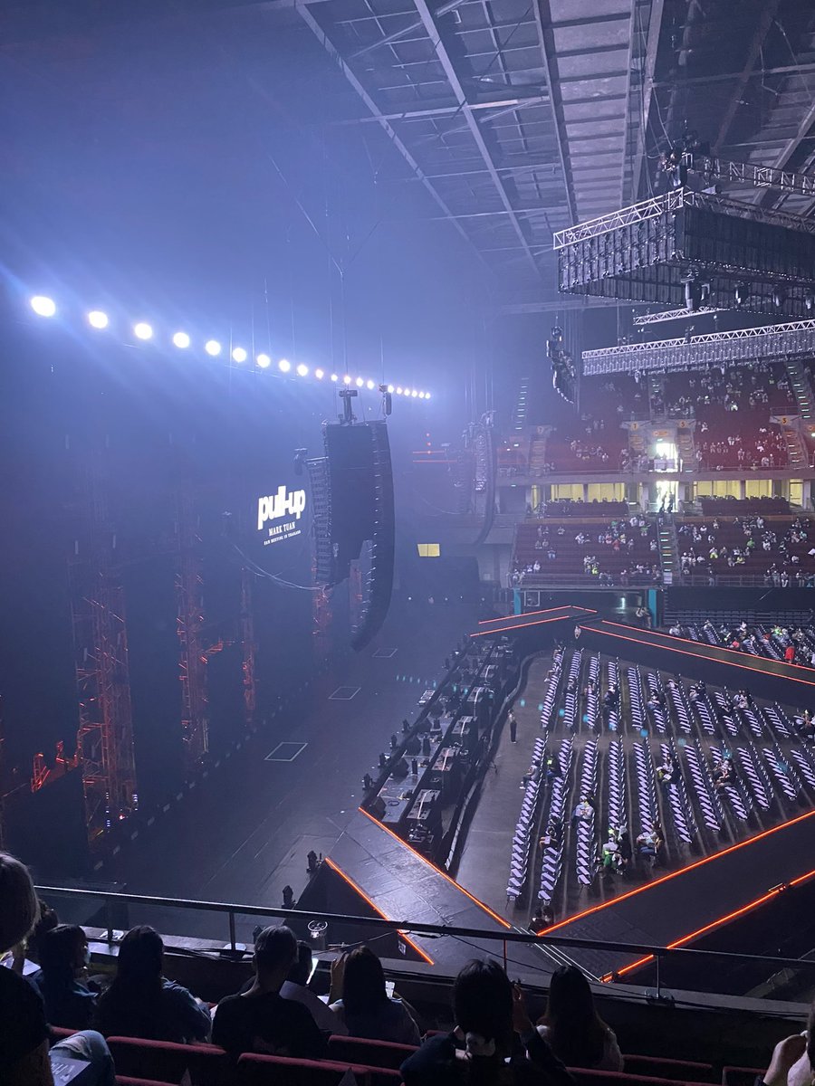 pndd__'s tweet photo. ─ #DuangGoRoundConcert
#เจอด้วงที่อิมแพคนะเธอ

รีวิวโซน B โซนจำกัดการมองเห็น อันนี้เป็นมุมจากดอยชั้น 3 อ้างอิงจากงานแฟนมีตมาร์คต้วน ปี 2022 นะคะ เรานั่งโซน B ในราคา 4,500 บาท ถ้าใน คหสต เรามองว่าเป็นโซนที่ไม่แย่เลยถ้าเน้นดูศิลปินเป็นหลักและไม่ซีเรียสกับวิวข้างๆ ถือว่าเป็นตัวเลือกที่ดีระดับนึง (ยิ่งของคอนด้วงมีสเตจรองแบบวงกลมเรายิ่งมองว่าไม่แย่เพราะเวทีทำแบบวงกลมซึ่งสามารถเห็นศิลปินได้ดีมากๆอยู่แล้วไม่ว่าจะนั่งมุมไหน แต่ข้อจำกัดที่มีของโซนนี้เลยคือช่วงไหนที่ต้องดูจอ เราจะต้องดูจอแบบที่มีเสาของแสตนบังจออยู่ตลอดเวลาอาจจะแอบขัดใจนิดนึง หรือการดูการแสดงบางช่วงที่ต้องแสดงที่สเตจหลักอาจจะมีบางมุมที่มองไม่เห็นเพราะมีลำโพงอันใหญ่แบบในรูปบังนิดนึงคับ) รูปภาพประกอบการตัดสินใจเราแปะไว้ให้ในนี้และในเมนชั่นนะคะ **รูปและวิดีโอถ่ายจาก ทรศ กากๆตอนนั้นเลย iphone 11 คับ**