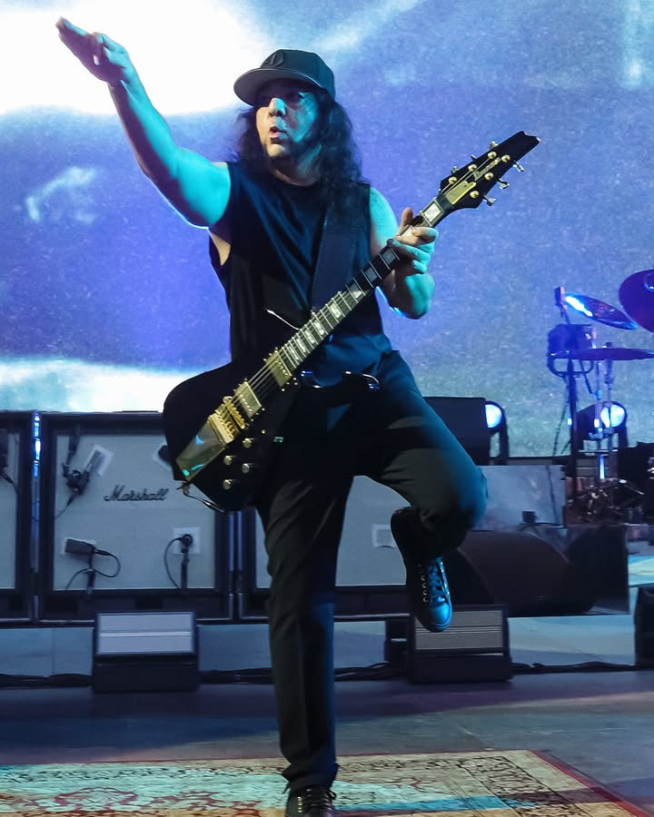 daronmalakian's tweet photo. Greg Watermann watching me watching you Paris. https://t.co/Z7EQIdQWQg