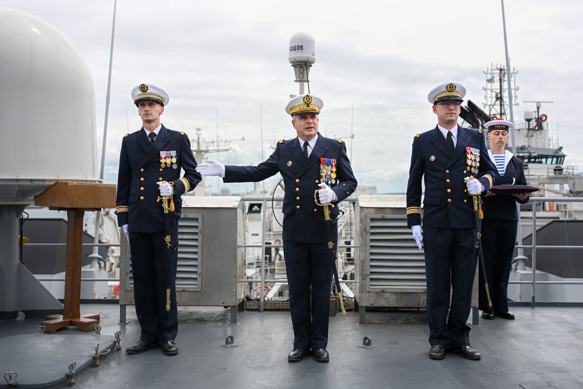 MarineNationale's tweet photo. #PassCom26 | Cette semaine, XXX unités de la Marine 🇫🇷 ⚓ont changé de commandant :
➡️ Le capitaine de corvette Romain Lacroix est reconnu commandant du BEGM Thétis.
➡️ Le capitaine de frégate Pierre-Henri Chrissement est reconnu commandant de la flottille 33F. https://t.co/VtXCPogdPT