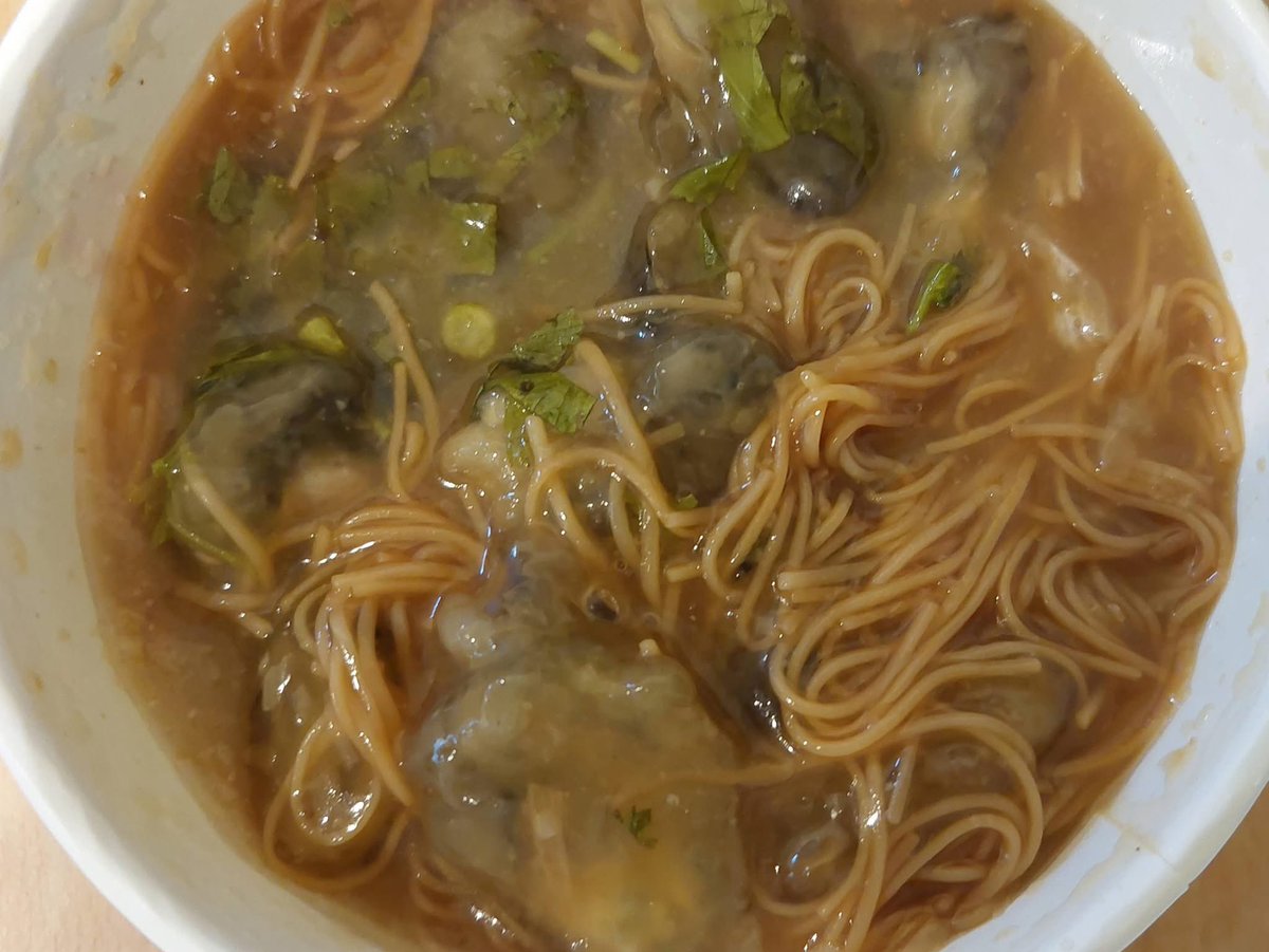 HuangTommas's tweet photo. 天氣熱，今天中午簡單買《蚵仔麵線》來吃。買的時候，老闆有多給好吃的蚵仔。飯後吃水果。😄😋 https://t.co/V8k4olaqPd