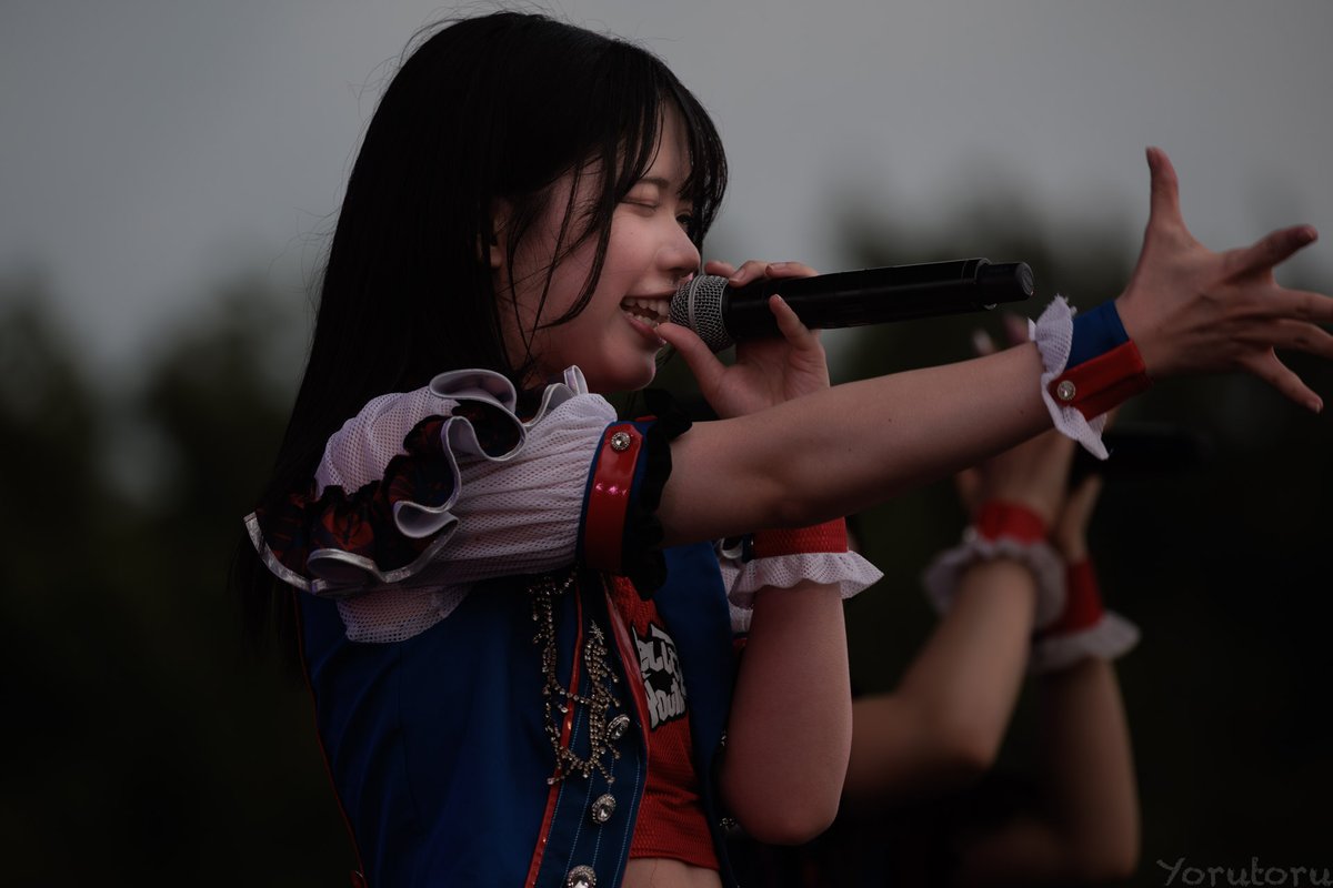 yorutoru1's tweet photo. 【3/4】

超NATSUZOMEで見つけた、HelloYouth（@HelloYouth_2018）の槙宮令乃さん（@makimiya_reno）。

HelloYouthは福岡を拠点に活動する女性アイドルグループ。2018年結成。

槙宮令乃さんは3期生。18歳。若っ。

でも、ステージ上の存在感は「若い」だけでは説明できない人でした。

地方を拠点に活動するアイドルには、まだまだ世の中に見つかりきっていない魅力がある。

もったいない。

#槙宮令乃
#ハロユス
#HelloYouth
#超NATSUZOME2026